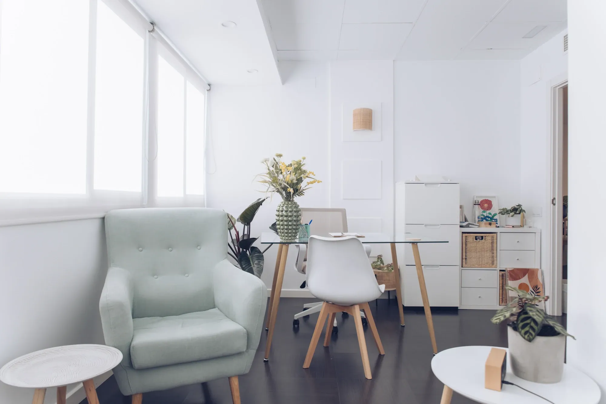 Sala d'espera moderna i minimalista d'un centre de benestar integral
