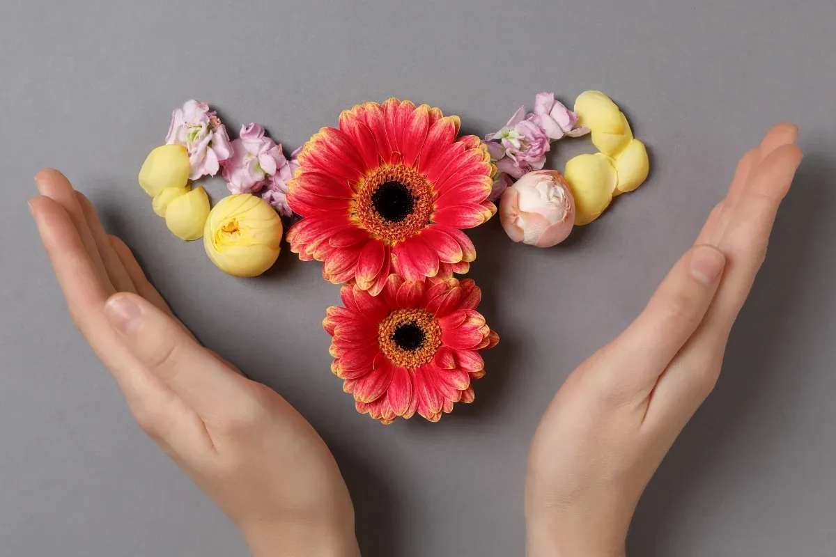 Flors formant la silueta d'un úter, representant la salut hormonal